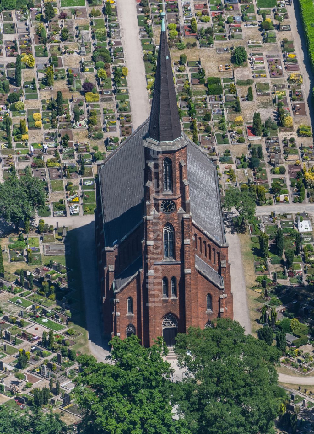 Bremen aus der Vogelperspektive: Kirchengebäude und Friedhof der Evangelische Kirchengemeinde Oberneuland in Bremen, Deutschland