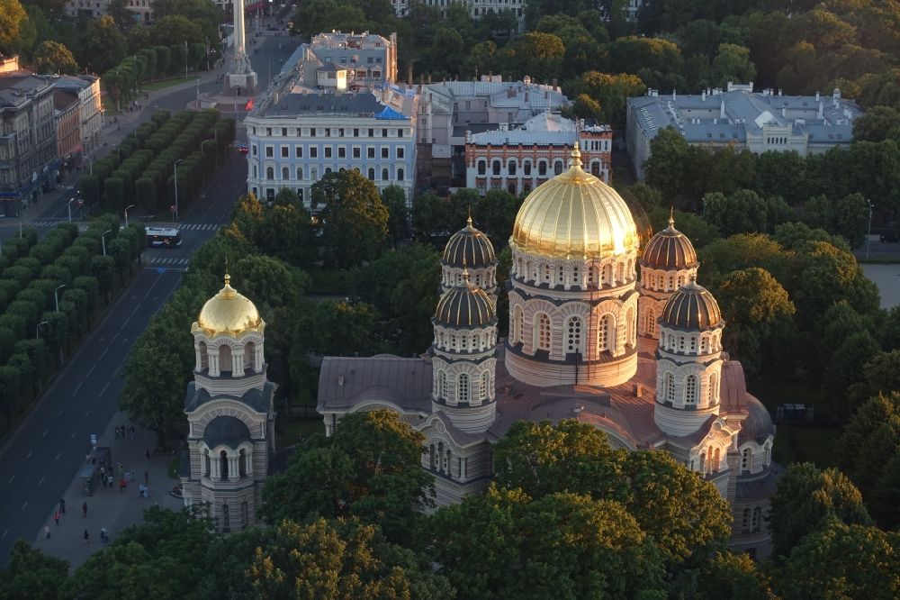 Riga aus der Vogelperspektive: Kirchengebäude der Geburtskathedrale im Altstadt- Zentrum in Riga in , Lettland