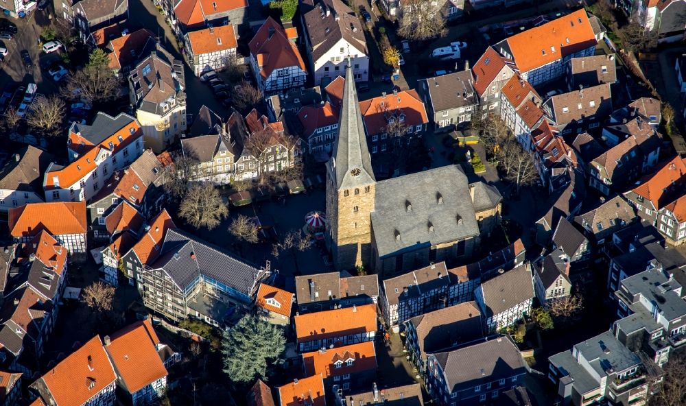 Hattingen von oben - Kirchengebäude St. Georg im Altstadt- Zentrum in Hattingen im Bundesland Nordrhein-Westfalen, Deutschland