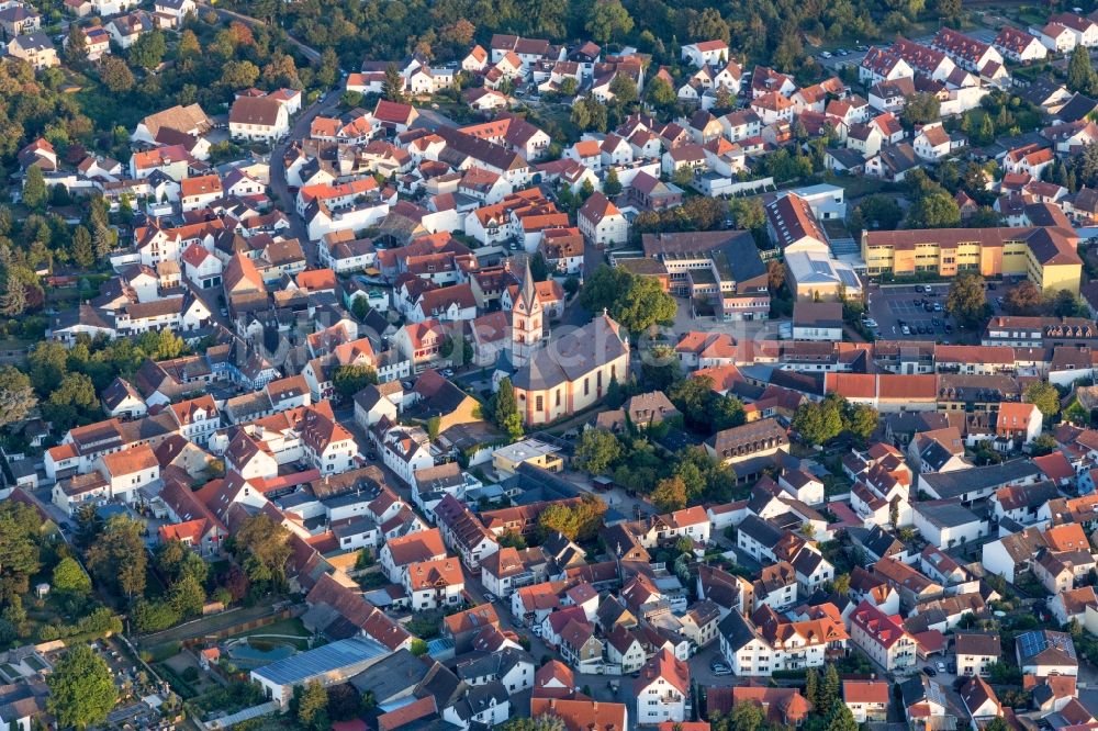 Luftaufnahme Nieder-Olm - Kirchengebäude St. Georg im Altstadt- Zentrum in Nieder-Olm im Bundesland Rheinland-Pfalz, Deutschland