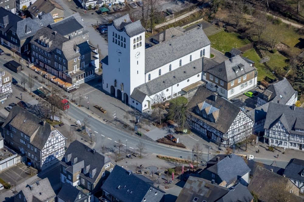 Fredeburg aus der Vogelperspektive: Kirchengebäude St. Georg in Fredeburg im Bundesland Nordrhein-Westfalen, Deutschland