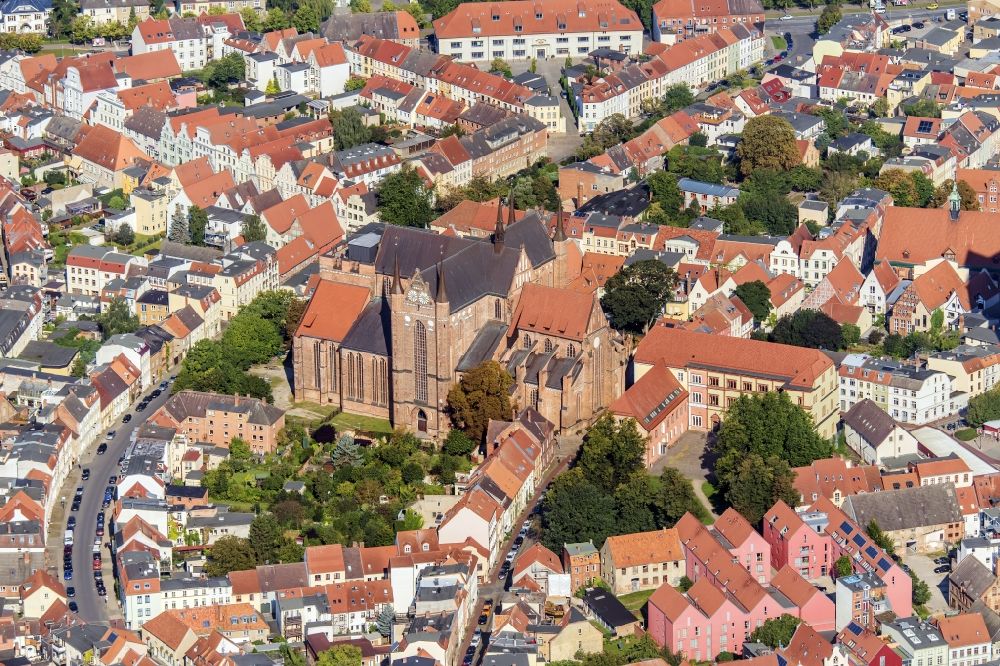 Wismar von oben - Kirchengebäude der St. Georgenkirche in Wismar im Bundesland Mecklenburg-Vorpommern, Deutschland