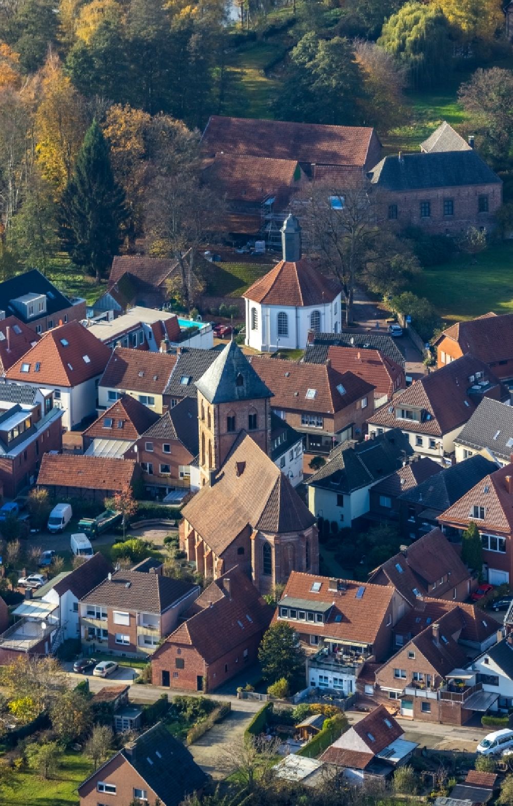 Schermbeck von oben - Kirchengebäude Georgskirche in Schermbeck im Bundesland Nordrhein-Westfalen, Deutschland