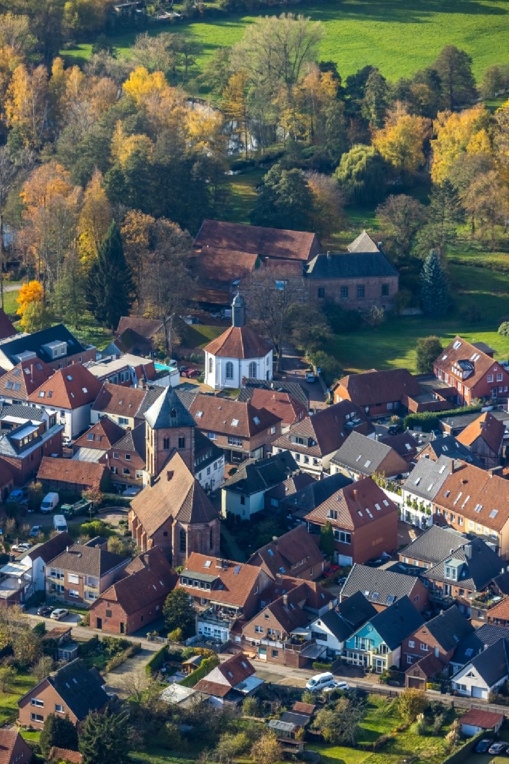 Schermbeck aus der Vogelperspektive: Kirchengebäude Georgskirche in Schermbeck im Bundesland Nordrhein-Westfalen, Deutschland