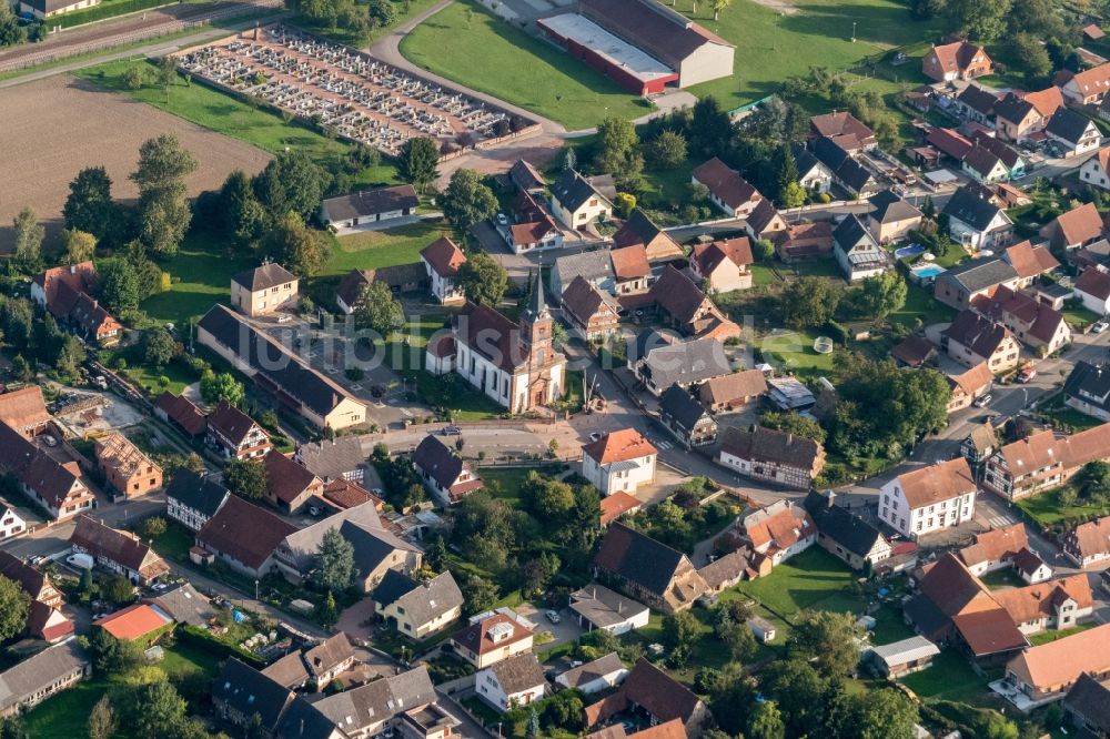 Luftaufnahme Rountzenheim - Kirchengebäude der Église protestante in der Dorfmitte in Rountzenheim in Grand Est, Frankreich