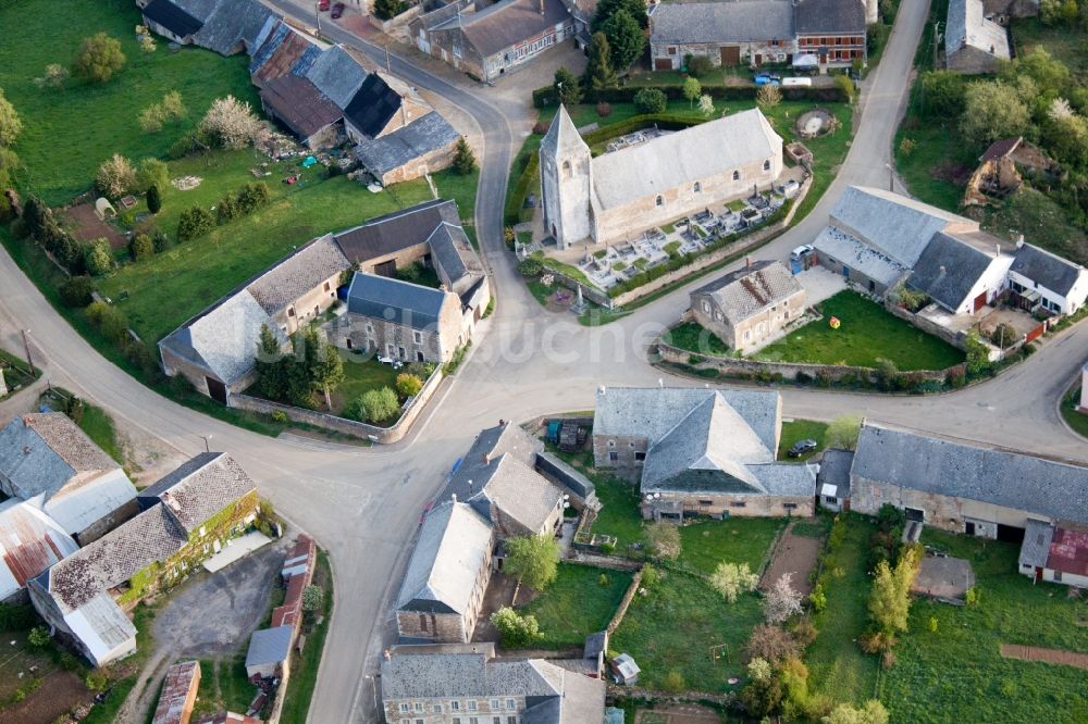Antheny von oben - Kirchengebäude der Église Saint-Rémy in der Dorfmitte in Antheny in Alsace-Champagne-Ardenne-Lorraine, Frankreich