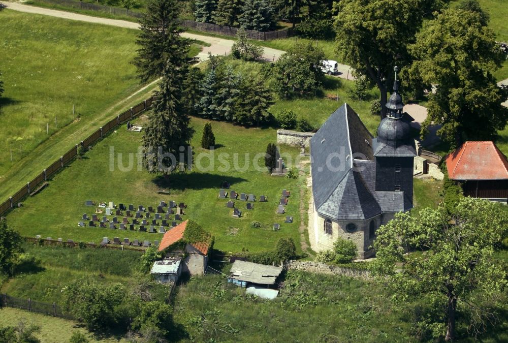 Alkersleben von oben - Kirchengebäude St. Gregorius in Alkersleben im Bundesland Thüringen, Deutschland