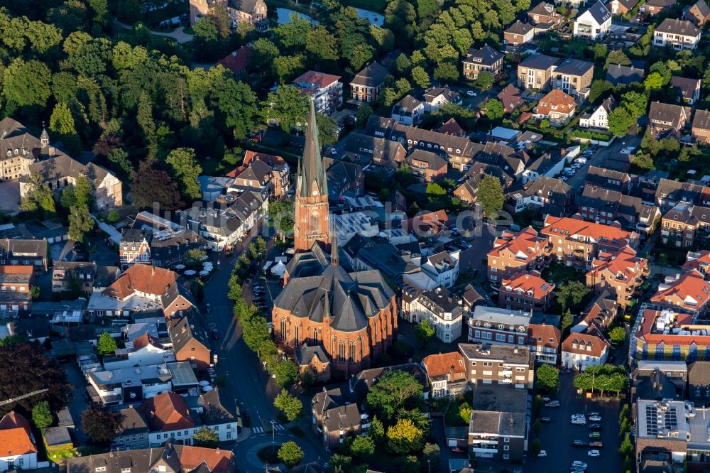 Luftbild Rhede - Kirchengebäude der St. Gudula Kirche in der Altstadt in Rhede im Bundesland Nordrhein-Westfalen, Deutschland