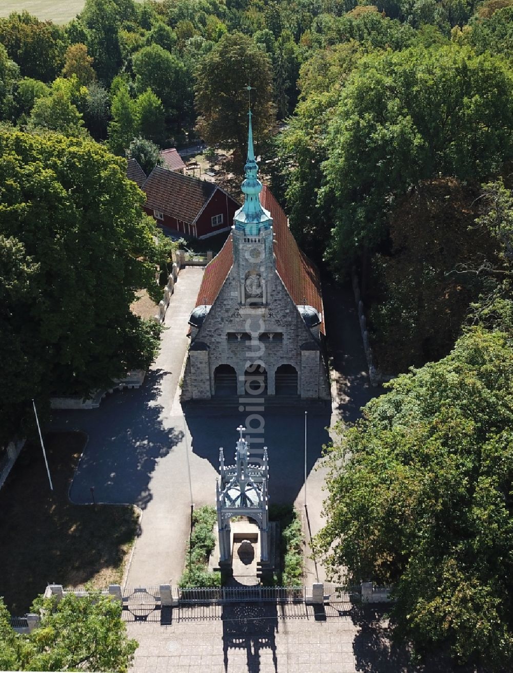 Lützen von oben - Kirchengebäude der Gustav-Adolf-Gedenkstätte an der Gustav-Adolf-Straße in Lützen im Bundesland Sachsen-Anhalt, Deutschland