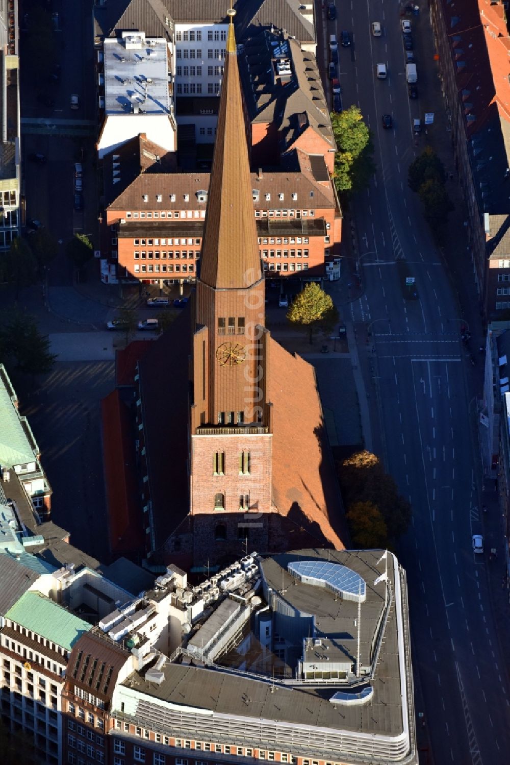 Luftbild Hamburg - Kirchengebäude der Hauptkirche St. Jacobi am Jakobikirchhof in Hamburg, Deutschland