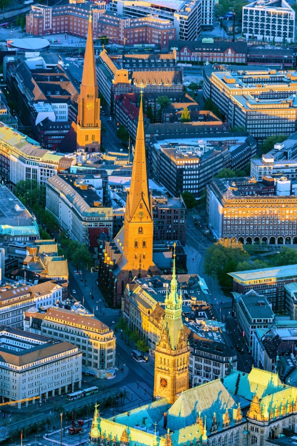 Hamburg aus der Vogelperspektive: Kirchengebäude Hauptkirche St. Jacobi am Jakobikirchhof im Ortsteil Altstadt in Hamburg, Deutschland