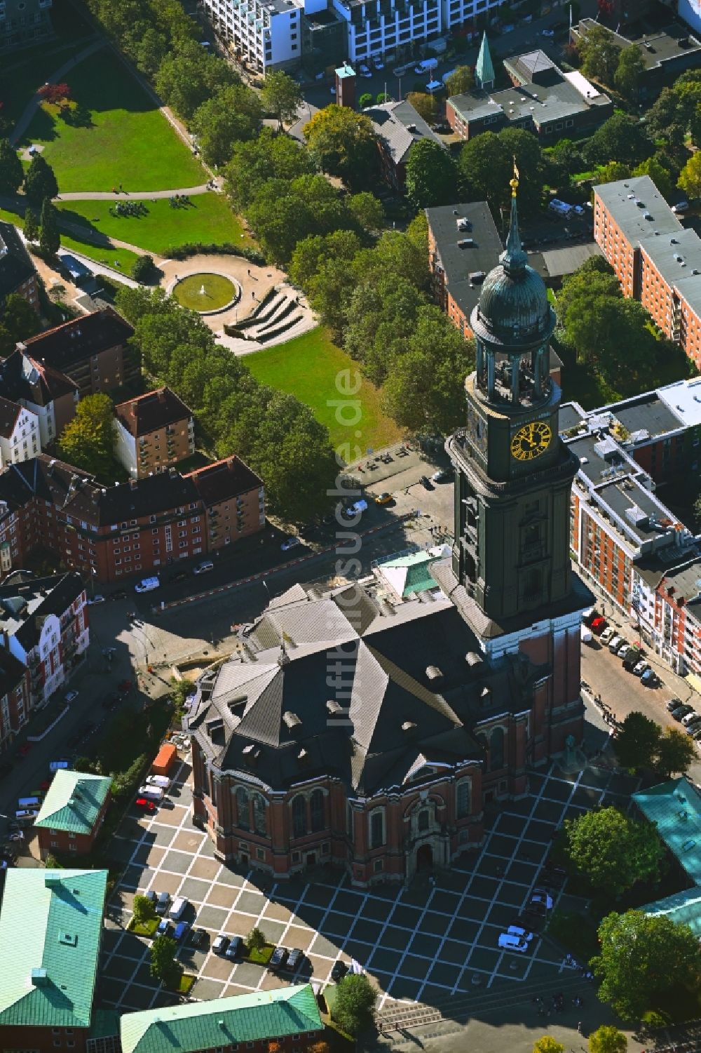 Luftaufnahme Hamburg - Kirchengebäude Hauptkirche St. Michaelis mit Blick auf Neustadt in Hamburg, Deutschland