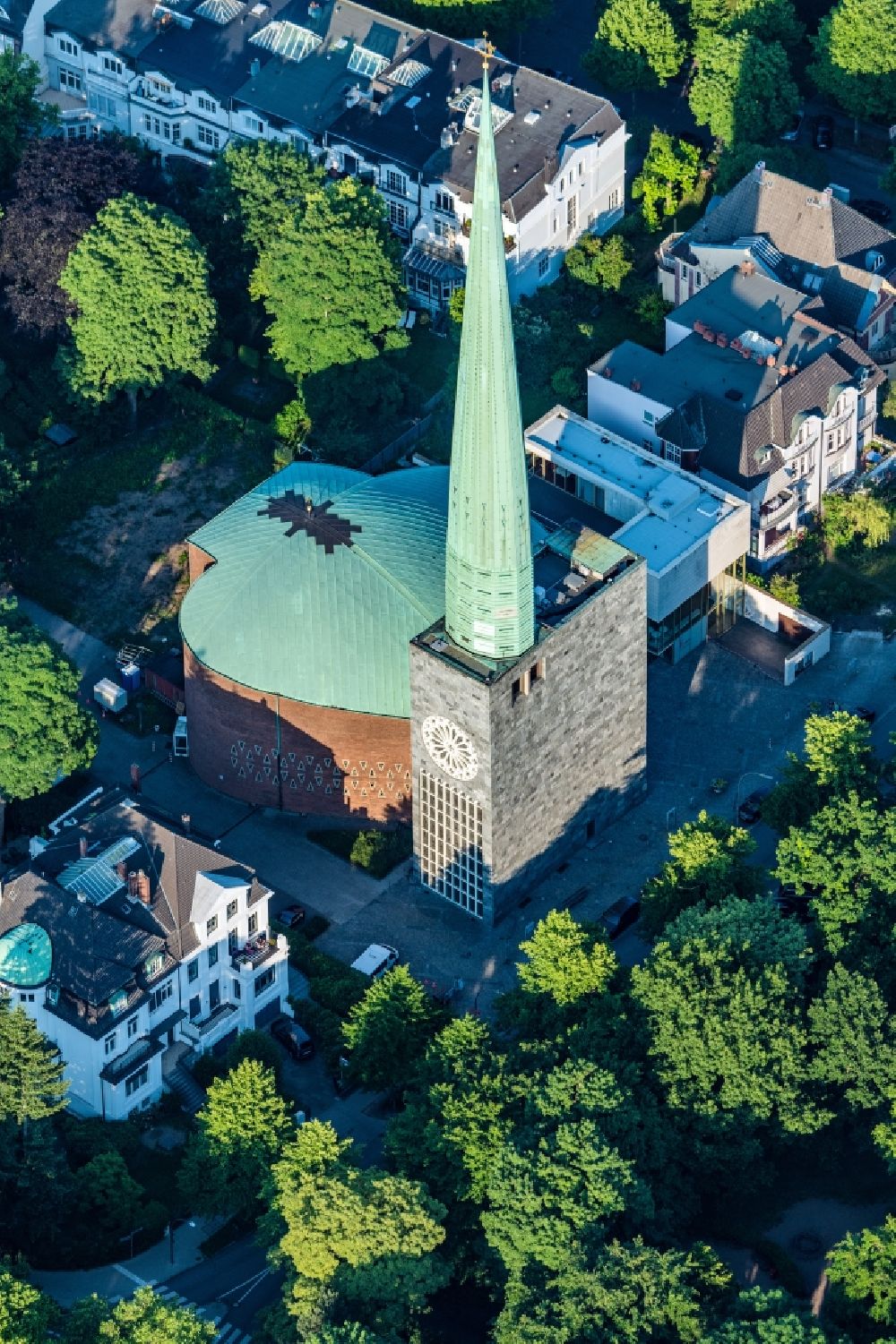 Hamburg aus der Vogelperspektive: Kirchengebäude Hauptkirche St. Nikolai im Ortsteil Harvestehude in Hamburg, Deutschland