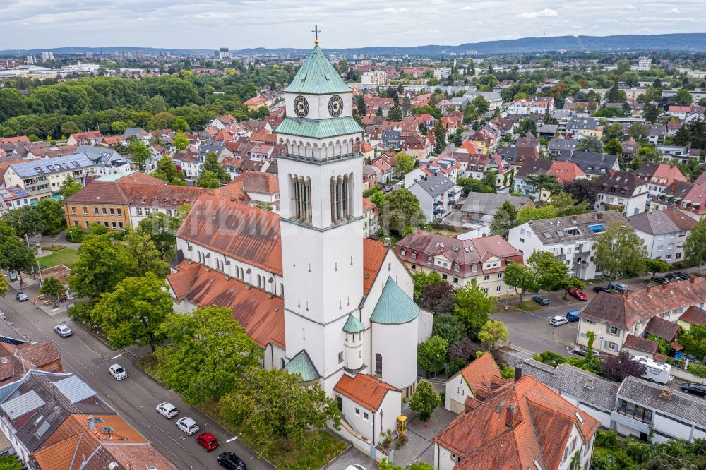 Luftaufnahme Karlsruhe - Kirchengebäude Heilig-Geist-Kirche im Ortsteil Daxlanden in Karlsruhe im Bundesland Baden-Württemberg, Deutschland