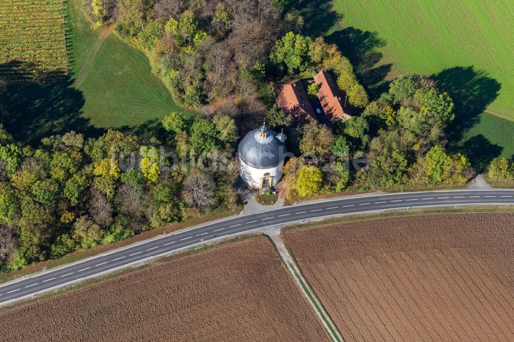 Volkach aus der Vogelperspektive: Kirchengebäude der Heilig-Kreuz-Kapelle in Volkach im Bundesland Bayern