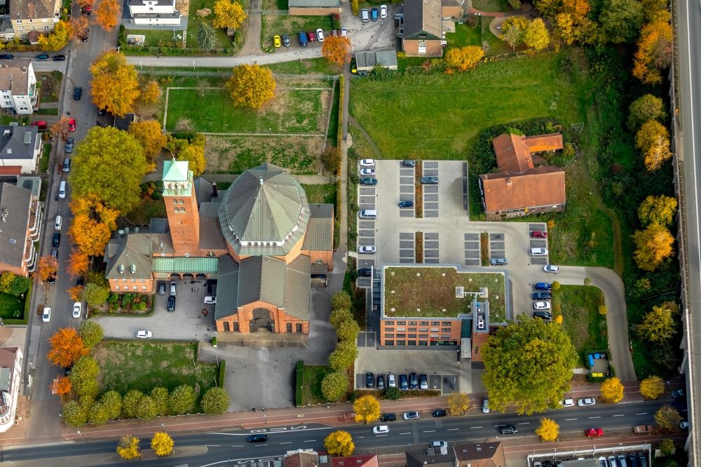 Luftaufnahme Gladbeck - Kirchengebäude der Heilig Kreuz-Kirche an der Horster Straße in Gladbeck im Bundesland Nordrhein-Westfalen