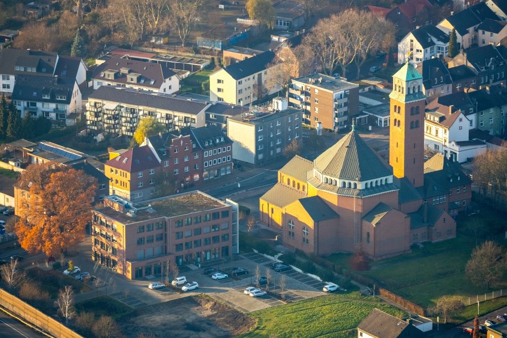 Gladbeck aus der Vogelperspektive: Kirchengebäude der Heilig Kreuz-Kirche an der Horster Straße in Gladbeck im Bundesland Nordrhein-Westfalen