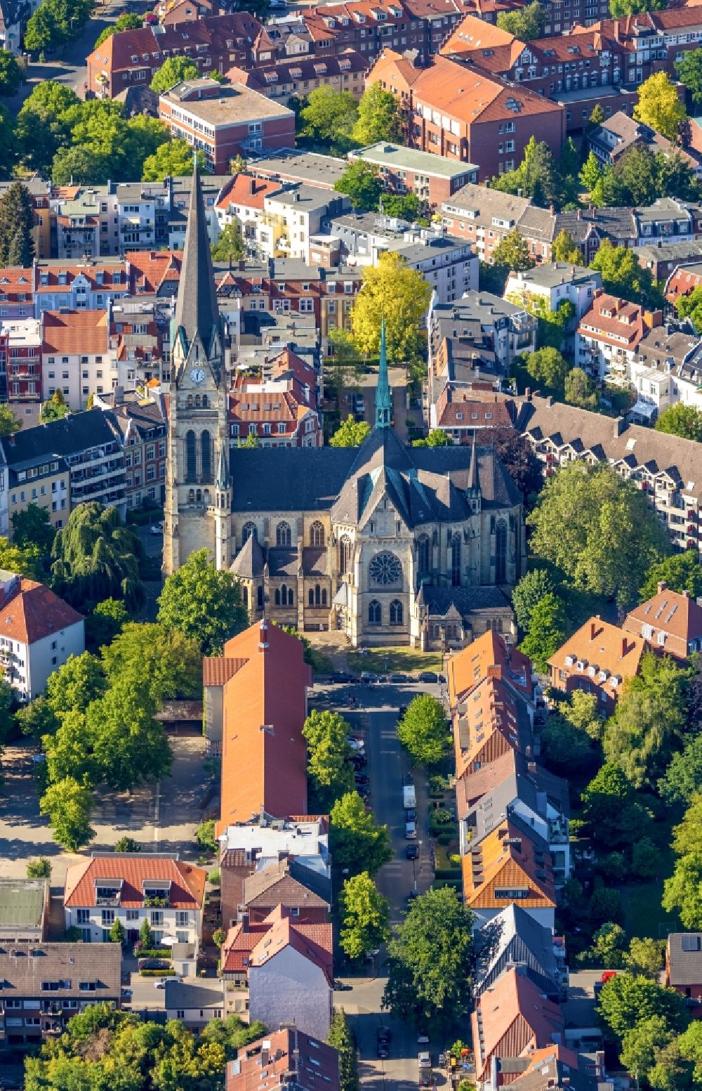 Luftaufnahme Münster - Kirchengebäude Heilig-Kreuz-Kirche im Kreuzviertel in Münster im Bundesland Nordrhein-Westfalen, Deutschland