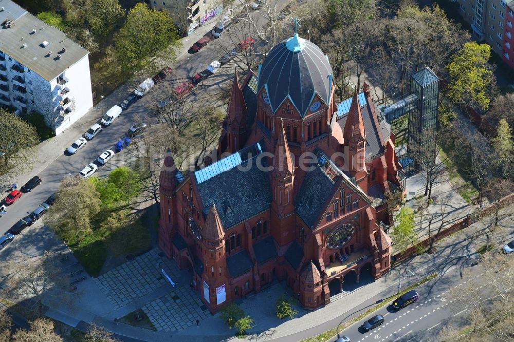 Luftaufnahme Berlin - Kirchengebäude der Heilig-Kreuz-Kirche im Ortsteil Kreuzberg in Berlin, Deutschland