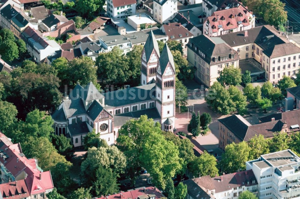 Luftbild Offenburg - Kirchengebäude der Heilige Dreifaltigkeit in Offenburg im Bundesland Baden-Württemberg, Deutschland