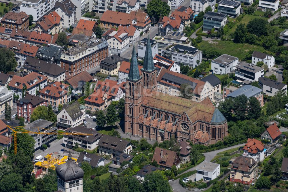 Bregenz von oben - Kirchengebäude Herz Jesu in Bregenz in Vorarlberg, Österreich