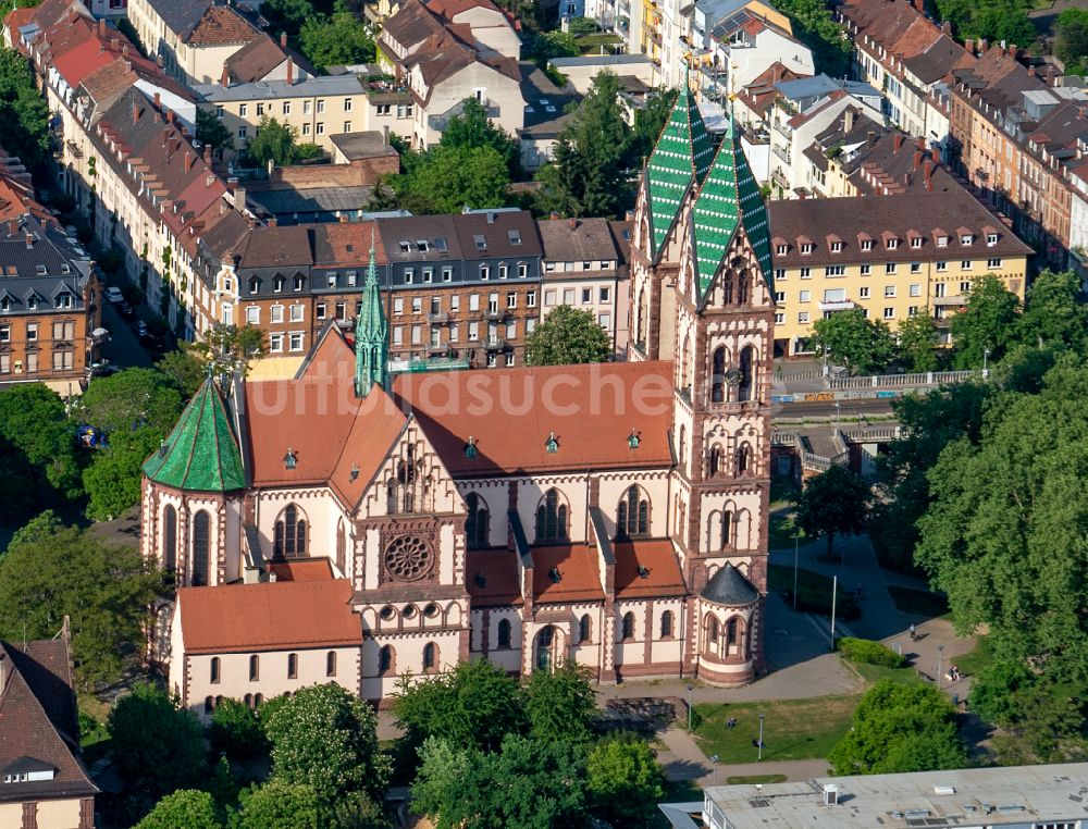 Freiburg im Breisgau von oben - Kirchengebäude Herz Jesu in Freiburg im Breisgau im Bundesland Baden-Württemberg, Deutschland