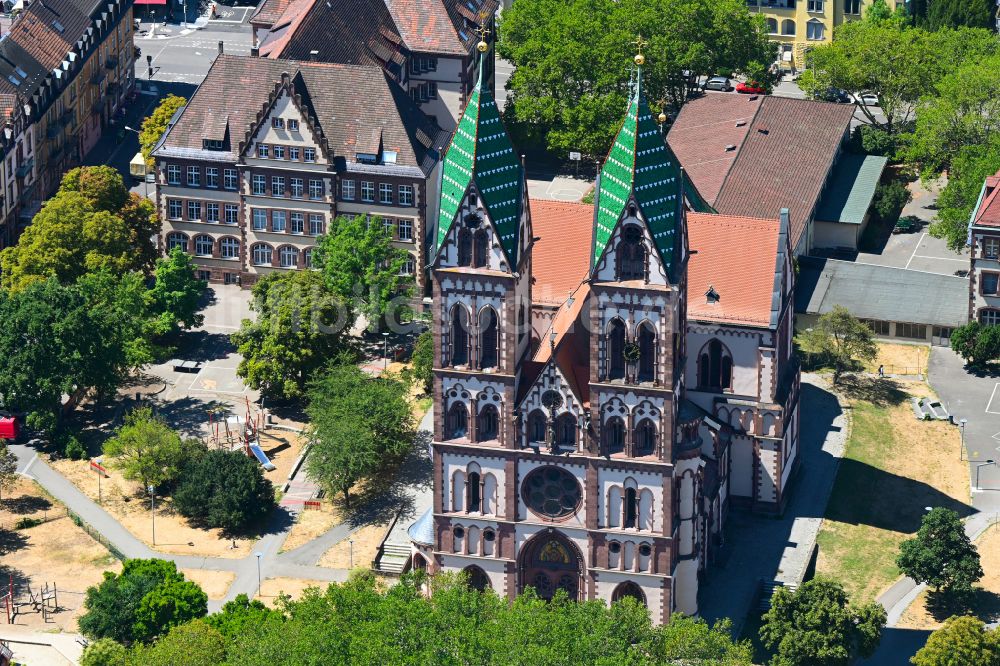 Luftaufnahme Freiburg im Breisgau - Kirchengebäude Herz Jesu in Freiburg im Breisgau im Bundesland Baden-Württemberg, Deutschland