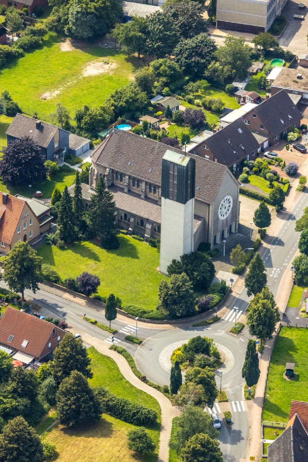 Bergkamen von oben - Kirchengebäude Herz Jesu Kirche in Bergkamen im Bundesland Nordrhein-Westfalen, Deutschland
