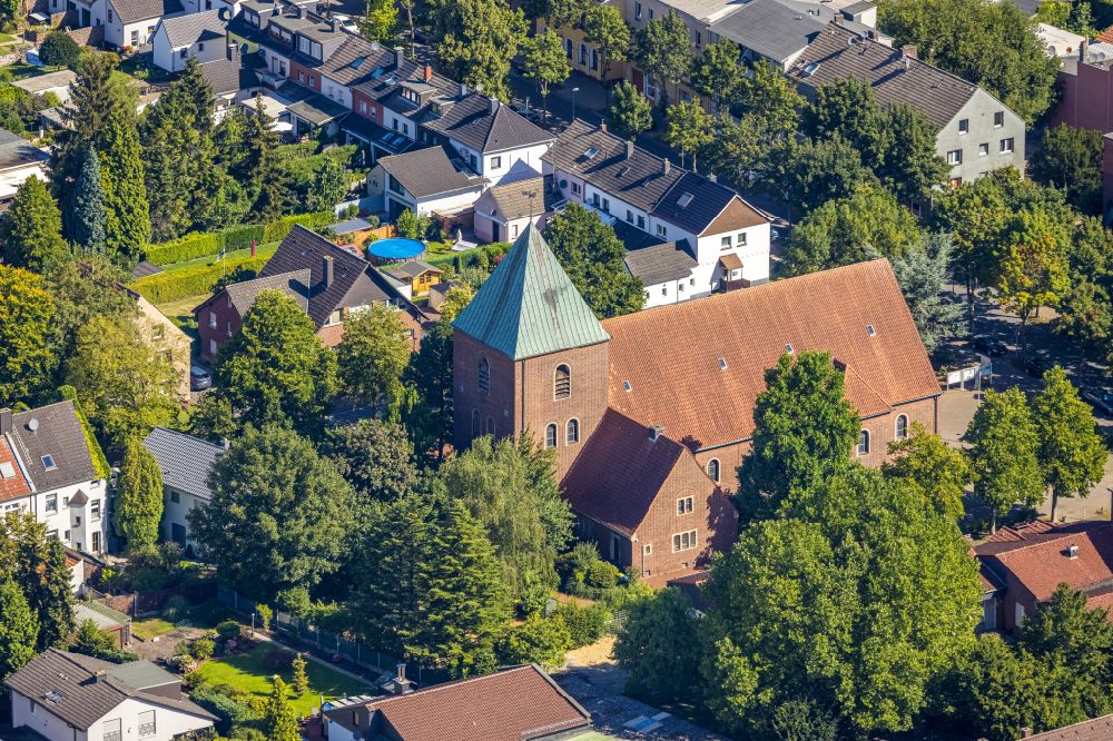 Luftbild Gelsenkirchen - Kirchengebäude Herz-Jesu-Kirche in Gelsenkirchen im Bundesland Nordrhein-Westfalen, Deutschland