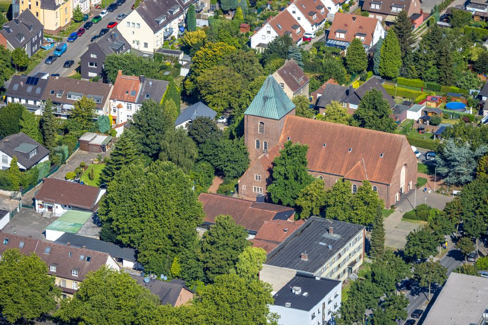 Gelsenkirchen von oben - Kirchengebäude Herz-Jesu-Kirche in Gelsenkirchen im Bundesland Nordrhein-Westfalen, Deutschland