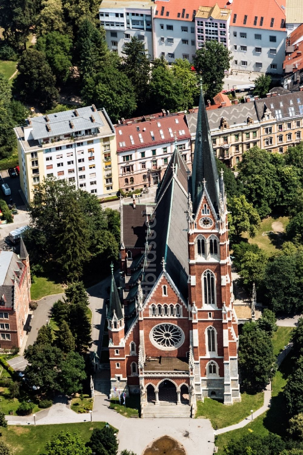 Luftaufnahme Graz - Kirchengebäude Herz-Jesu Kirche in Graz in Steiermark, Österreich