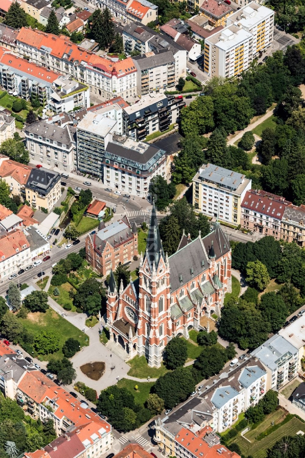 Graz von oben - Kirchengebäude Herz-Jesu Kirche in Graz in Steiermark, Österreich