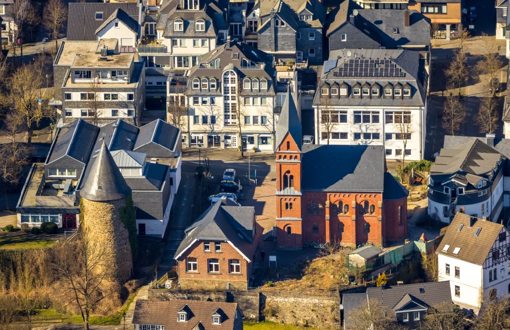 Olpe aus der Vogelperspektive: Kirchengebäude und Hexenturm in Olpe im Bundesland Nordrhein-Westfalen, Deutschland