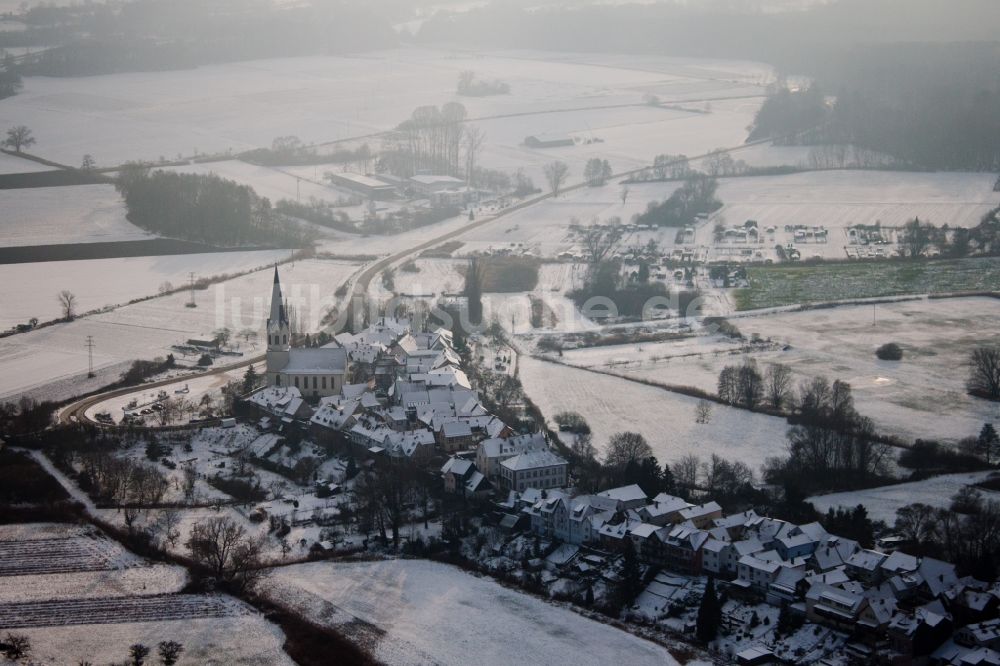 Luftaufnahme Jockgrim - Kirchengebäude der Hinterstädel Kirche in Jockgrim im Bundesland Rheinland-Pfalz im Winter