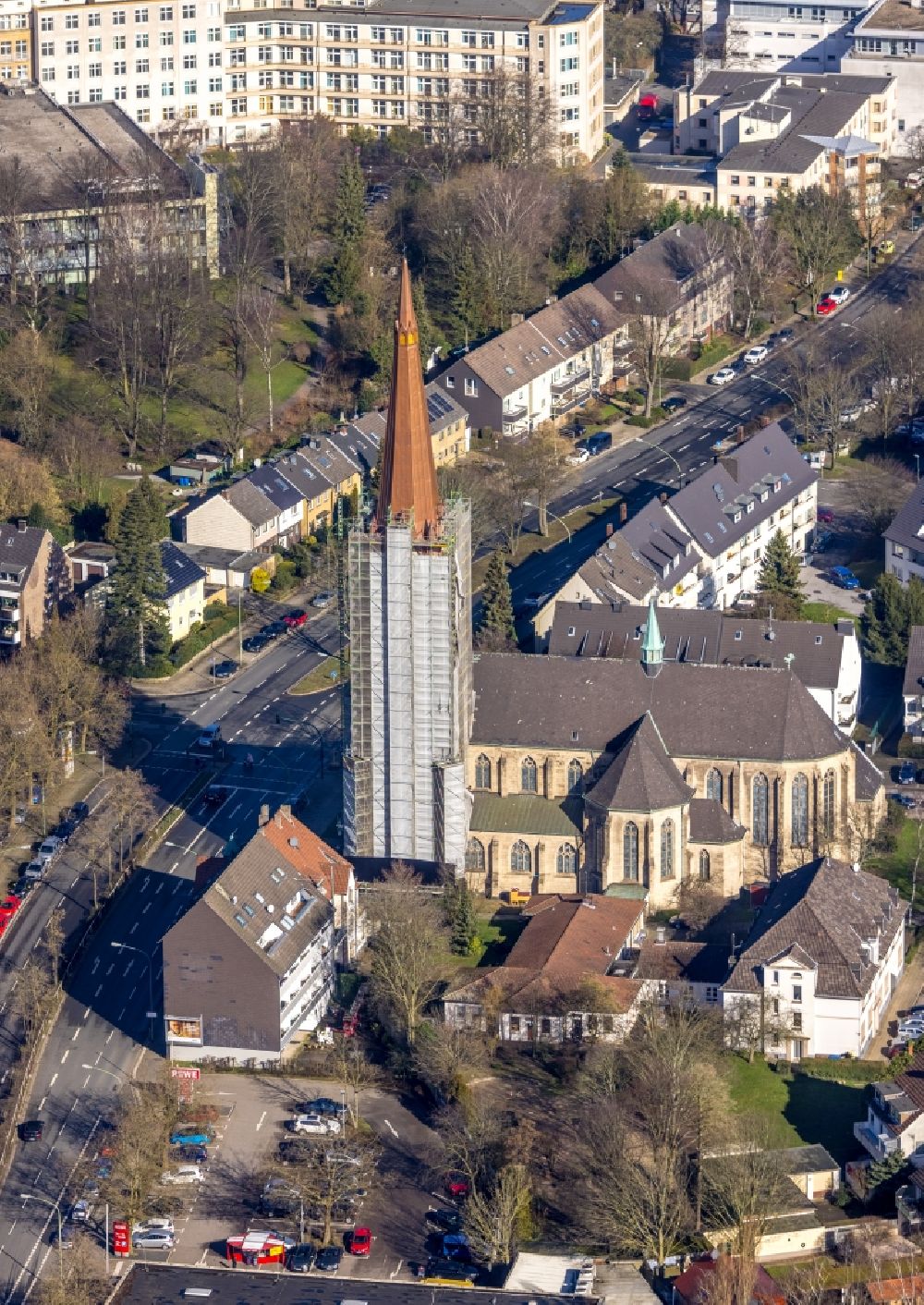 Luftaufnahme Essen - Kirchengebäude St. Hubertus in Essen im Bundesland Nordrhein-Westfalen, Deutschland