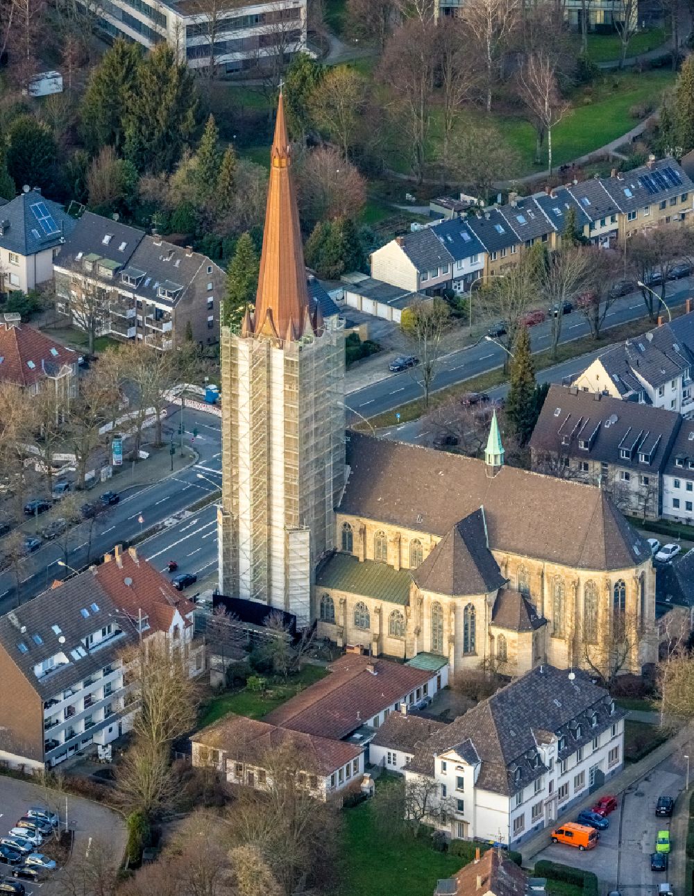 Luftaufnahme Essen - Kirchengebäude St. Hubertus in Essen im Bundesland Nordrhein-Westfalen, Deutschland