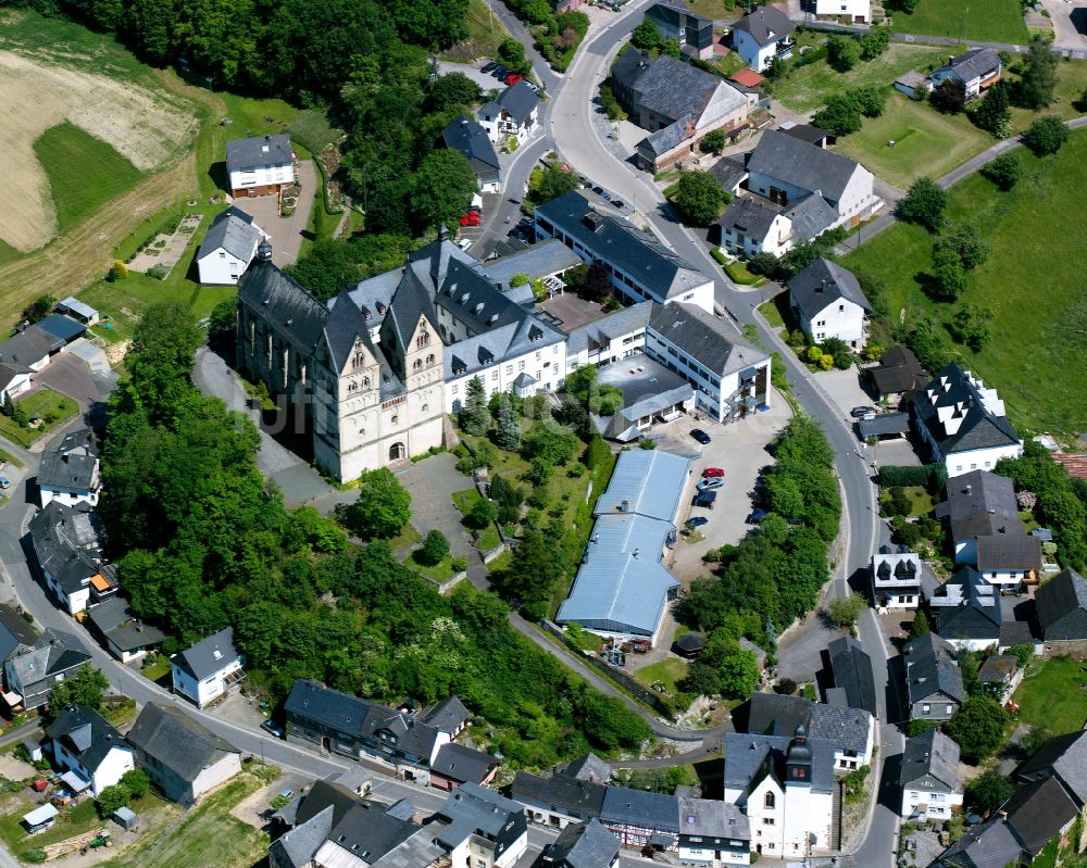 Luftaufnahme Ravengiersburg - Kirchengebäude des Hundsrückdom mit dem Klostergebäude in Ravengiersburg im Bundesland Rheinland-Pfalz, Deutschland