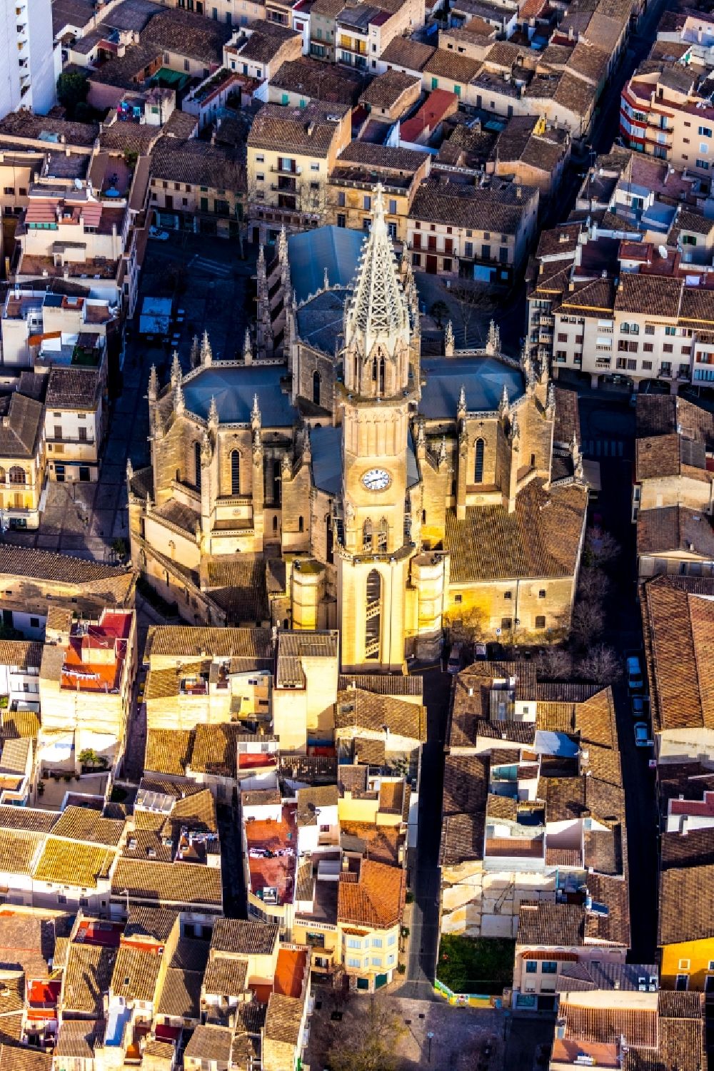 Luftbild Manacor - Kirchengebäude Iglesia De Cristo Rey in Manacor in Balearische Insel Mallorca, Spanien