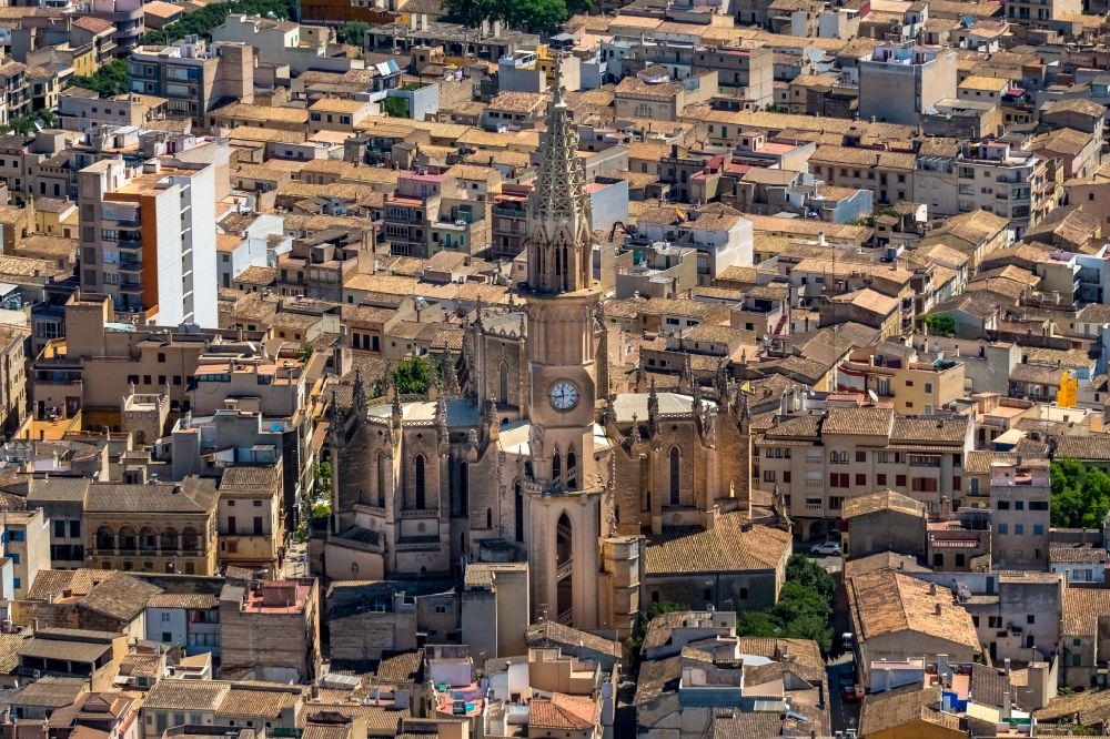 Luftbild Manacor - Kirchengebäude Iglesia De Cristo Rey in Manacor in Balearische Insel Mallorca, Spanien