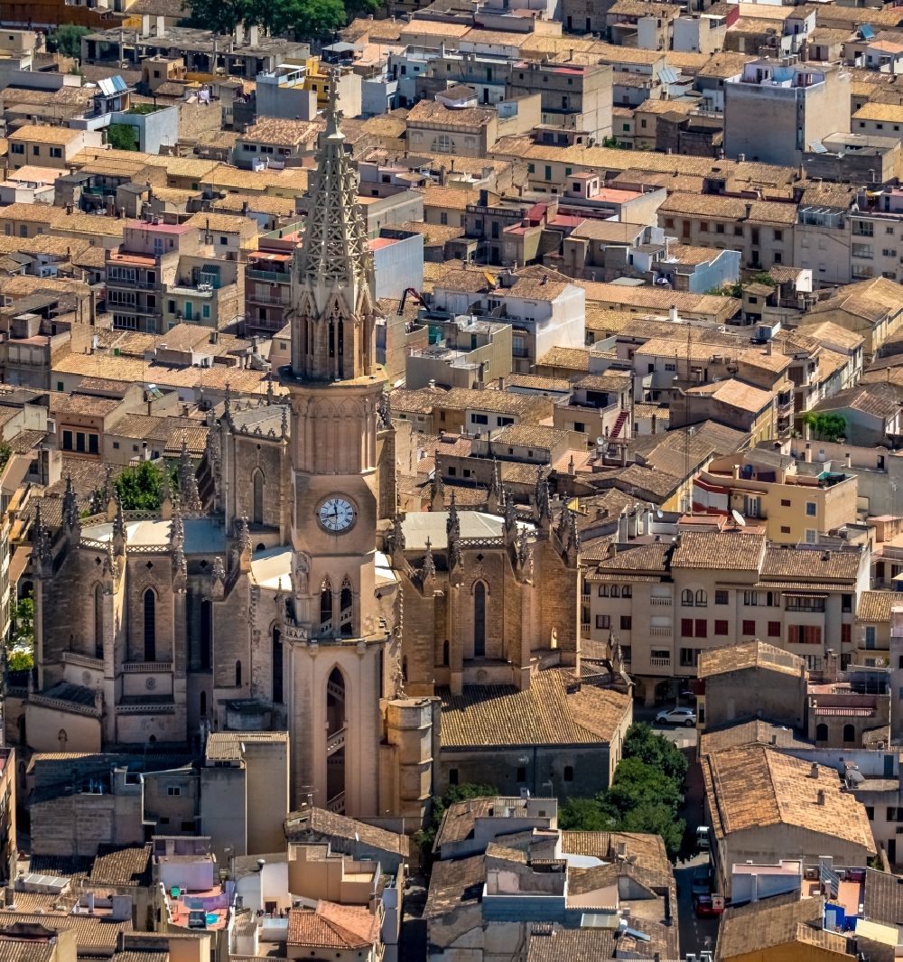 Luftaufnahme Manacor - Kirchengebäude Iglesia De Cristo Rey in Manacor in Balearische Insel Mallorca, Spanien