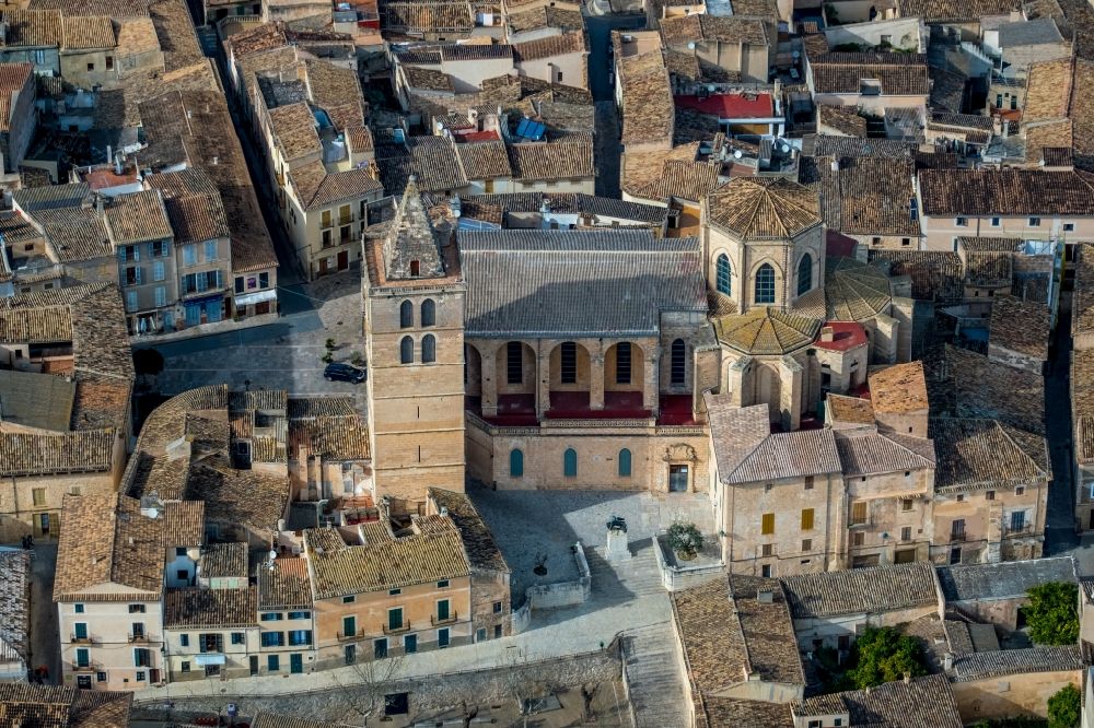 Sineu von oben - Kirchengebäude Iglesia Santa Maria in Sineu in Balearische Insel Mallorca, Spanien