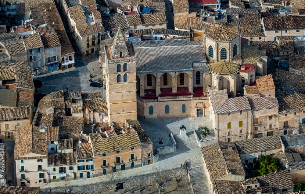 Sineu aus der Vogelperspektive: Kirchengebäude Iglesia Santa Maria in Sineu in Balearische Insel Mallorca, Spanien