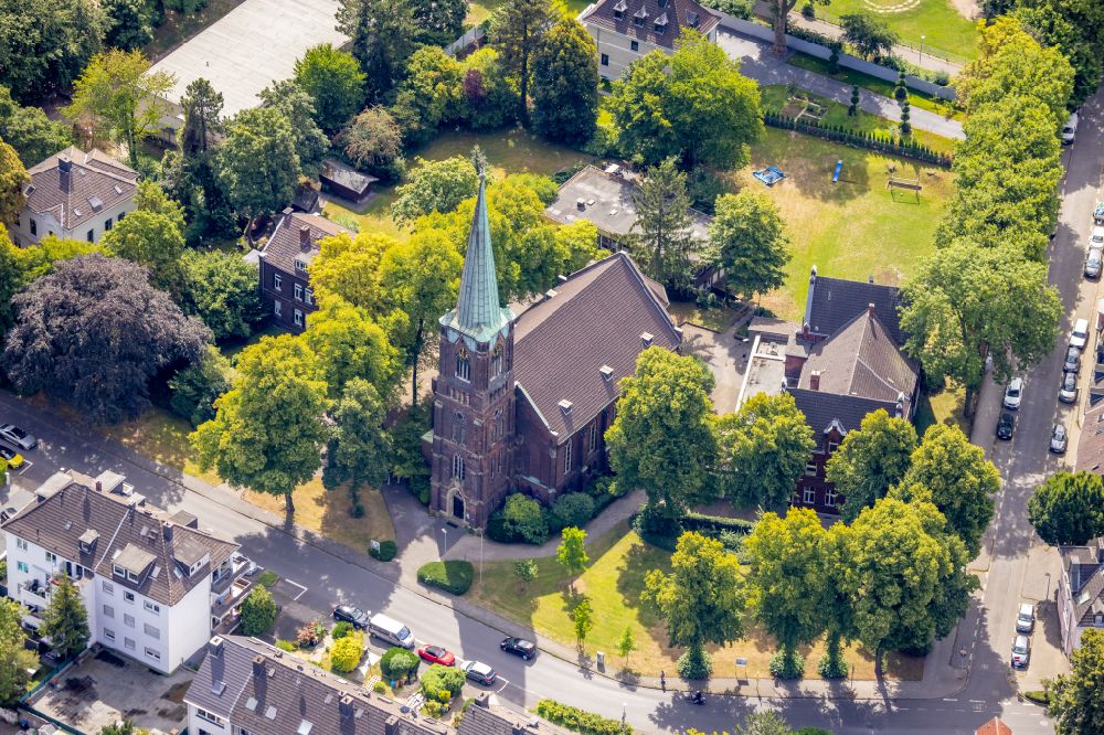 Luftaufnahme Mülheim an der Ruhr - Kirchengebäude Immanuelkirche in Mülheim an der Ruhr im Bundesland Nordrhein-Westfalen, Deutschland