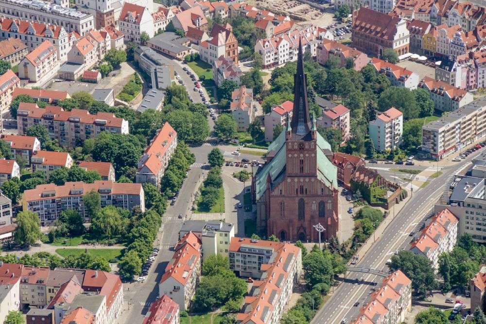 Luftaufnahme Szczecin - Stettin - Kirchengebäude Jakobskathedrale in der Altstadt in Szczecin - Stettin in Woiwodschaft Westpommern, Polen