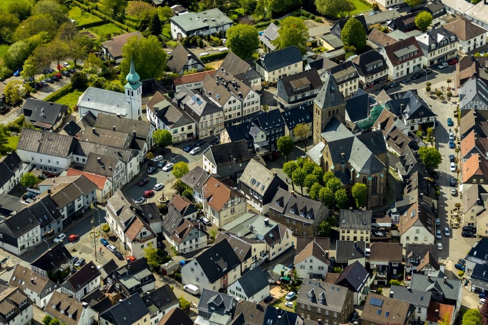 Luftaufnahme Breckerfeld - Kirchengebäude der Jakobus-Kirche im Altstadt- Zentrum in Breckerfeld im Bundesland Nordrhein-Westfalen, Deutschland