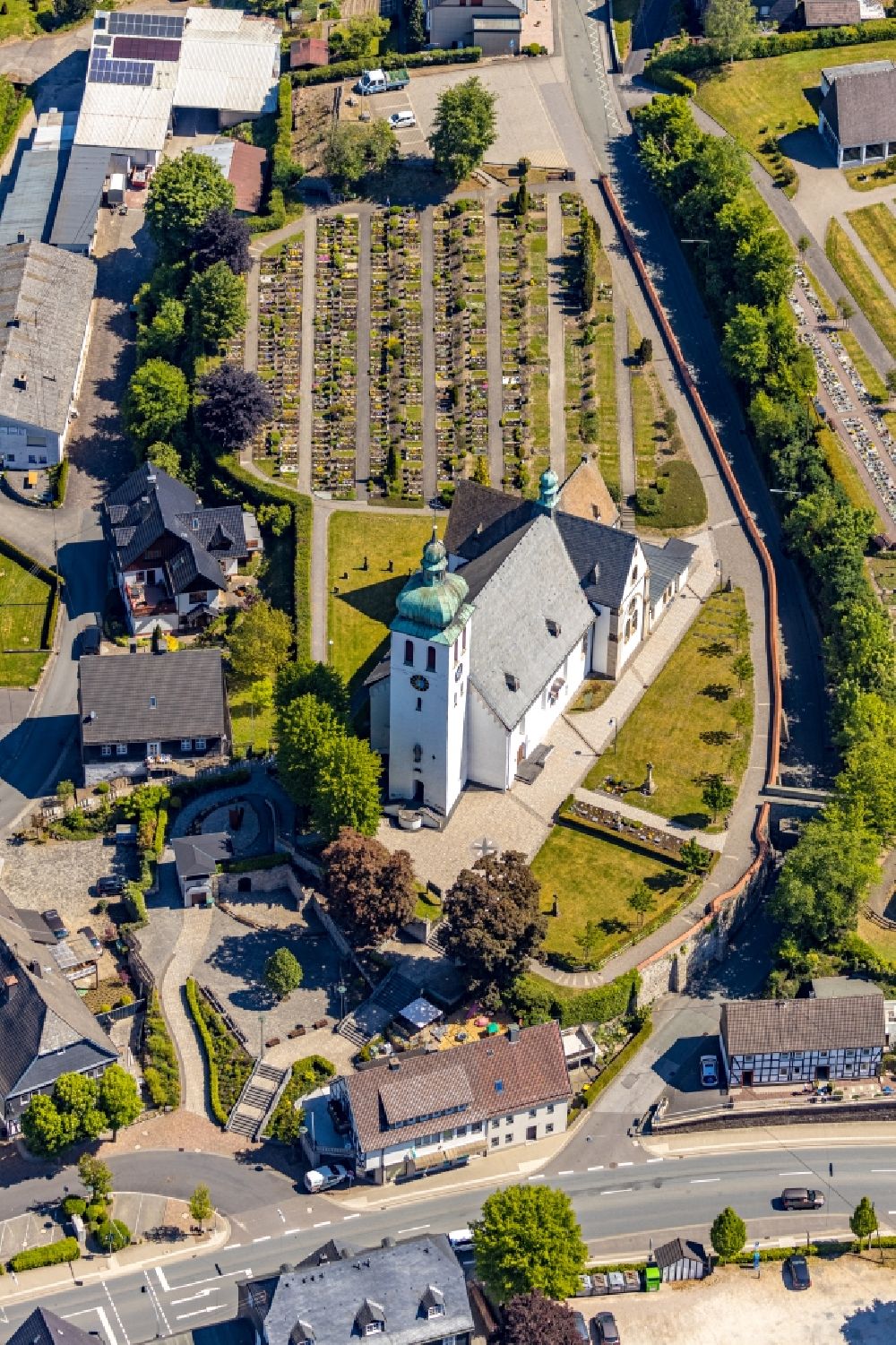 Elspe aus der Vogelperspektive: Kirchengebäude St. Jakobus der Ältere in Elspe im Bundesland Nordrhein-Westfalen, Deutschland