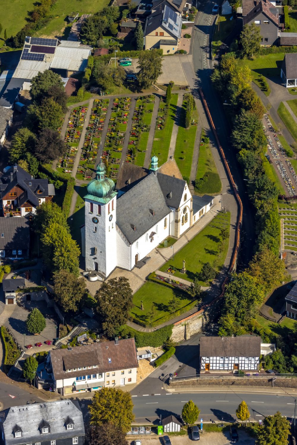 Luftaufnahme Elspe - Kirchengebäude St. Jakobus der Ältere in Elspe im Bundesland Nordrhein-Westfalen, Deutschland