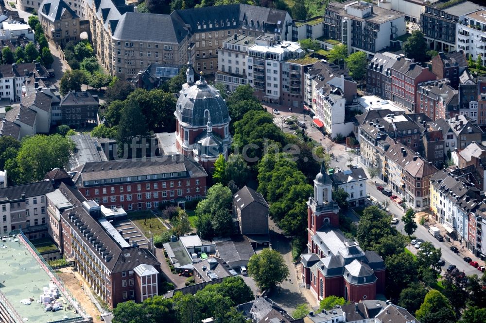 Luftbild Aachen - Kirchengebäude St. Johann Baptist am Abteiplatz in Aachen im Bundesland Nordrhein-Westfalen, Deutschland