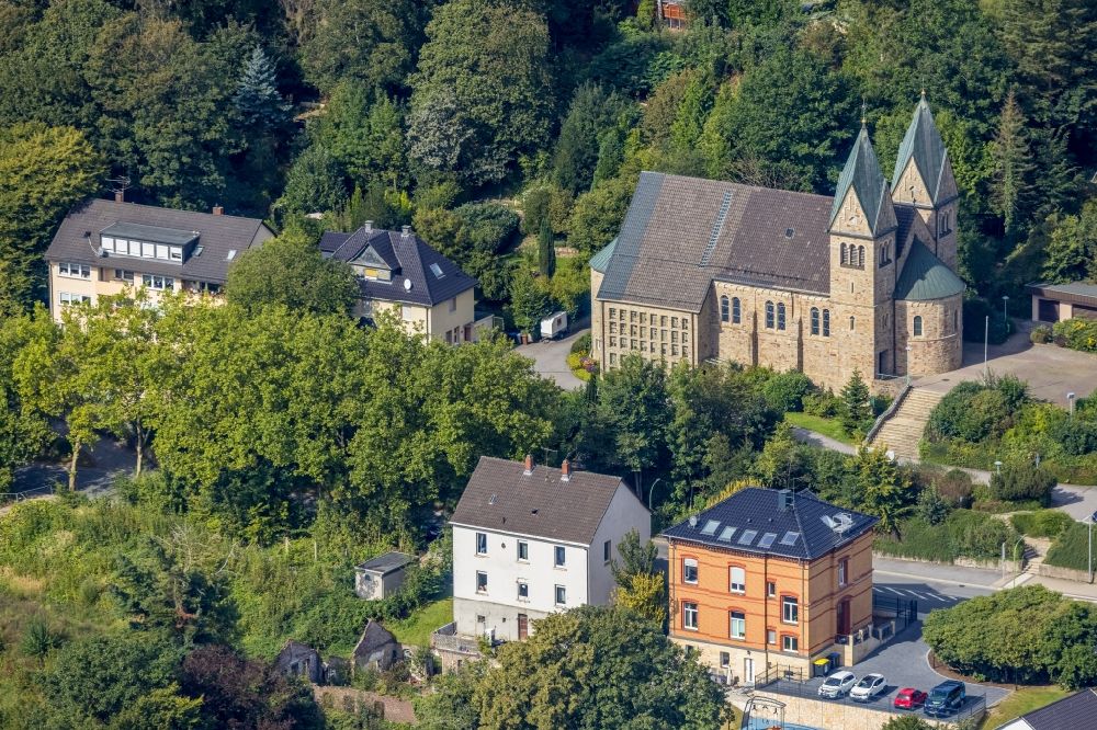 Ennepetal aus der Vogelperspektive: Kirchengebäude St. Johann Baptist an der Milsper Straße in Ennepetal im Bundesland Nordrhein-Westfalen, Deutschland
