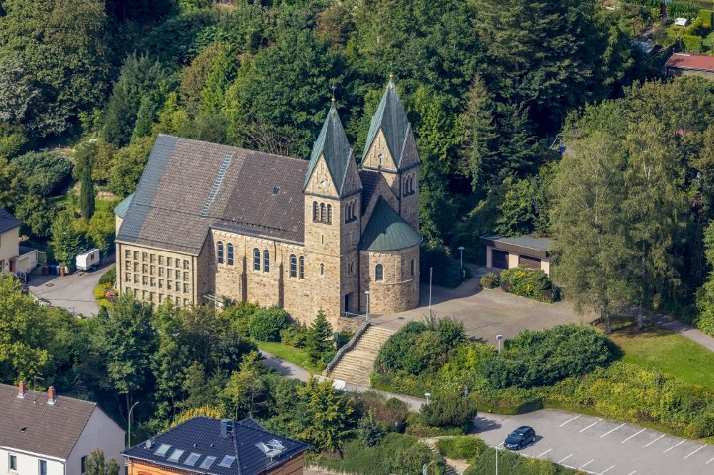 Luftaufnahme Ennepetal - Kirchengebäude St. Johann Baptist an der Milsper Straße in Ennepetal im Bundesland Nordrhein-Westfalen, Deutschland